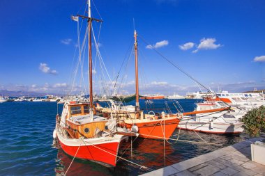 Renkli balıkçı tekneleri, Naxos Adası, Kiklad, Yunanistan