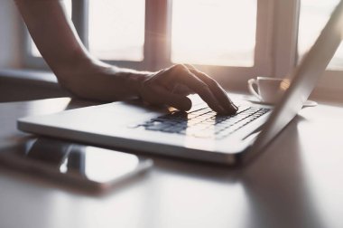 Ofiste dizüstü bilgisayar kullanan bir iş adamı. İş, çevrimiçi öğrenme, pazarlama, serbest öğrenim, öğrenim, uzaklık eğitimi, ev kavramından çalışma