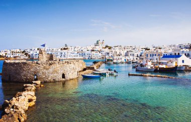 Yunanistan 'ın Naousa kenti Paros adası binaları ve deniz limanlarıyla ünlü panoramik beldesi
