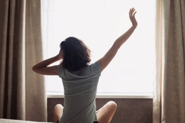 Arkadan Görünüm, uyanma sonra yatakta uzanan kadın