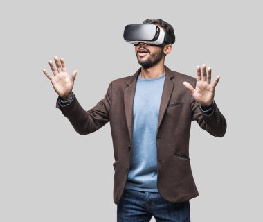 Sanal gerçeklik kulaklığı kullanan genç adam, VR, gelecek, aletler, teknoloji konsepti