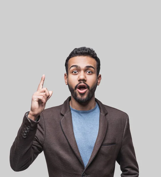 Retrato Joven Guapo Apuntando Hacia Arriba Alegre Alegre Hombre Aislado — Foto de Stock