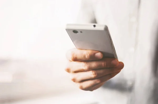 Mão Feminina Segurando Smartphone — Fotografia de Stock