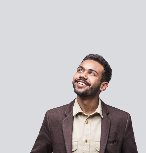 Retrato Joven Guapo Sonriente Mirando Hacia Arriba Sonriendo Alegre Hombre — Foto de Stock