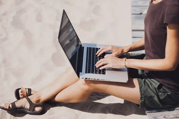 Mujer Joven Usando Ordenador Portátil Aire Libre — Foto de Stock