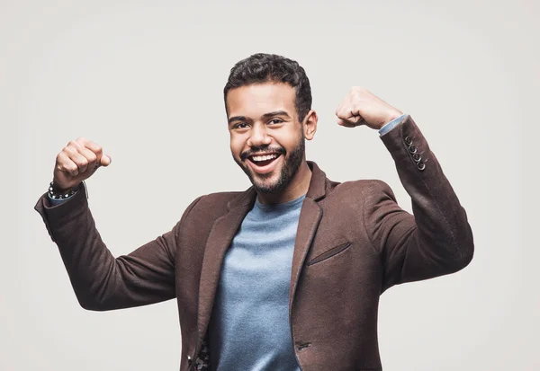 Portret Van Een Knappe Lachende Jongeman Met Kracht Krachtig Lachen — Stockfoto