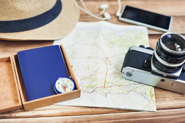 Reisezubehör Reisepass Fotokamera Smartphone Und Reisekarte Ansicht Von Oben Ferien — Stockfoto