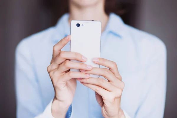 Jovem Adulto Usando Smartphone Móvel — Fotografia de Stock