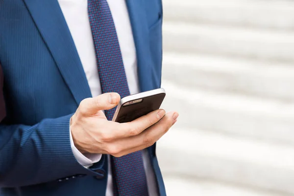 Homem Jovem Usando Smartphone — Fotografia de Stock