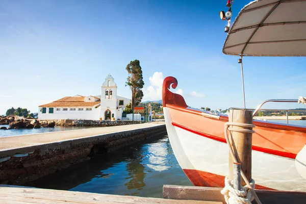 Vlacherna Manastırı Kanoni Korfu Adası Yunanistan Yakınlarındaki Geleneksel Yunan Teknesi — Stok fotoğraf