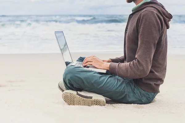 Joven Trabajando Portátil Mientras Está Sentado Playa Trabajo Independiente Concepto — Foto de Stock