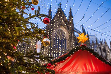 Avrupa 'da geleneksel Noel pazarı, Köln, Almanya. Süslü ağaç ve ışıklarla dolu ana kasaba meydanı. Noel Fuarı konsepti