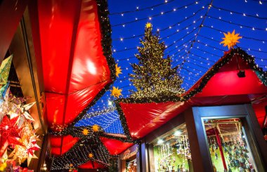 Avrupa 'da geleneksel Noel pazarı, Köln, Almanya. Süslü ağaç ve ışıklarla dolu ana kasaba meydanı. Noel Fuarı konsepti