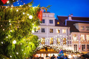 Avrupa 'da geleneksel Noel pazarı, Köln, Almanya. Süslü ağaç ve ışıklarla dolu ana kasaba meydanı. Noel Fuarı konsepti