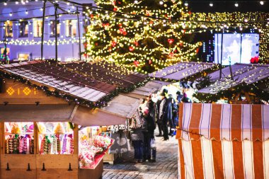 Avrupa 'da geleneksel Noel pazarı, Köln, Almanya. Süslü ağaç ve ışıklarla dolu ana kasaba meydanı. Noel Fuarı konsepti