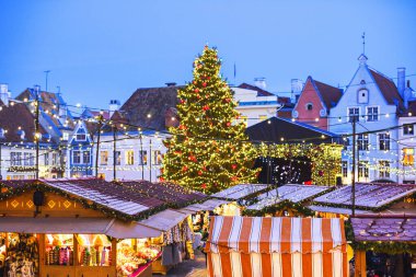 Avrupa 'da geleneksel Noel pazarı, Köln, Almanya. Süslü ağaç ve ışıklarla dolu ana kasaba meydanı. Noel Fuarı konsepti