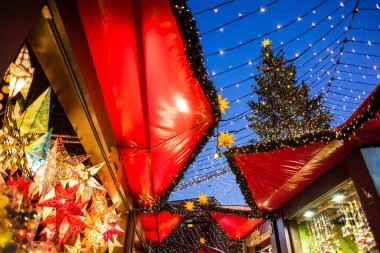 Avrupa 'da geleneksel Noel pazarı, Köln, Almanya. Süslü ağaç ve ışıklarla dolu ana kasaba meydanı. Noel Fuarı konsepti