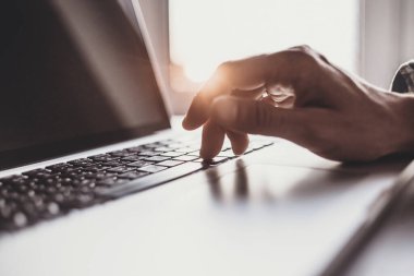 Evdeki bilgisayarda çalışan genç bir adam. Ofiste dizüstü bilgisayar kullanan bir iş adamı. İş, çevrimiçi öğrenme, İnternet pazarlama, serbest çalışma, uzaktan eğitim kavramı