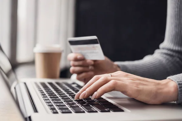 Compras Online Jovem Segurando Cartão Crédito Usando Laptop Casa Uma — Fotografia de Stock