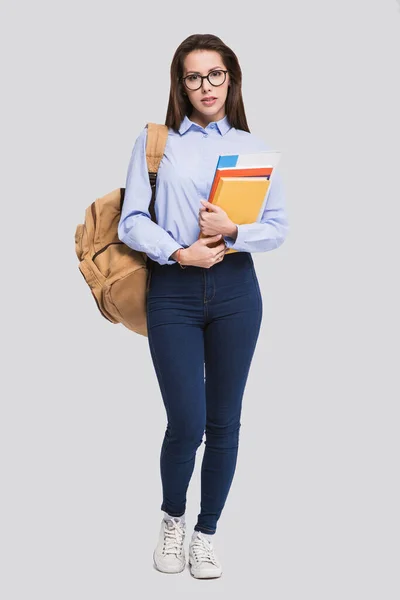 Studioporträt Einer Schönen Studentin Die Mit Büchern Steht — Stockfoto