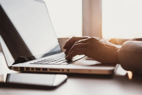 Homem Trabalhar Computador Escritório Empresário Estudante Usando Laptop Casa Marketing — Fotografia de Stock