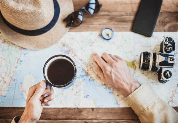 Junger Reisender Entdeckt Reisekarte Und Trinkt Kaffee Accessoires Und Verschiedene — Stockfoto