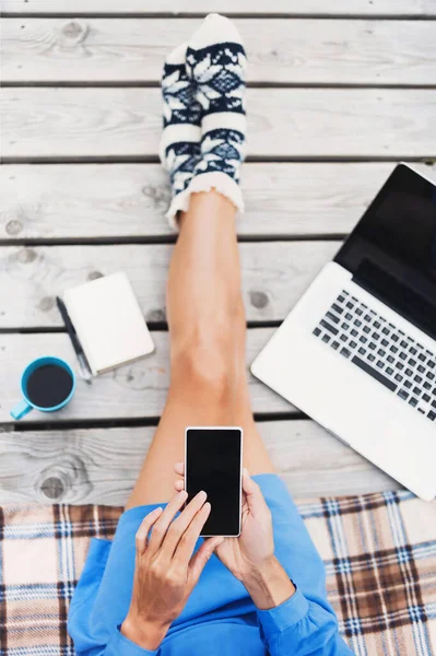 Mujer Joven Usando Teléfono Inteligente — Foto de Stock