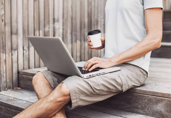 Jovens Homens Bonitos Usando Laptop Uma Cidade Estudante Sorridente Fazer — Fotografia de Stock