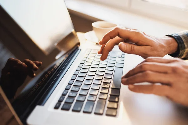 Han Jobbar Med Datorn Hemma Affärsman Som Använder Laptop Kontoret — Stockfoto