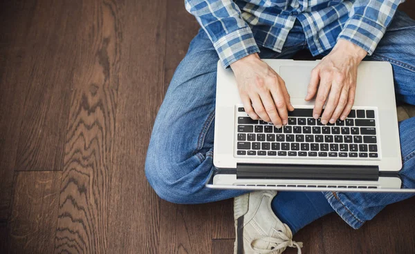 Homem Trabalhar Computador Casa Empresário Usando Laptop Escritório Negócios Aprendizagem — Fotografia de Stock