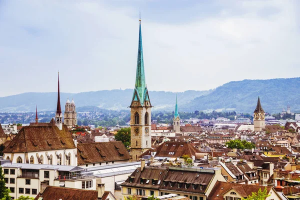 Pemandangan Pusat Kota Bersejarah Zurich Dengan Gereja Fraumunster Yang Terkenal — Stok Foto