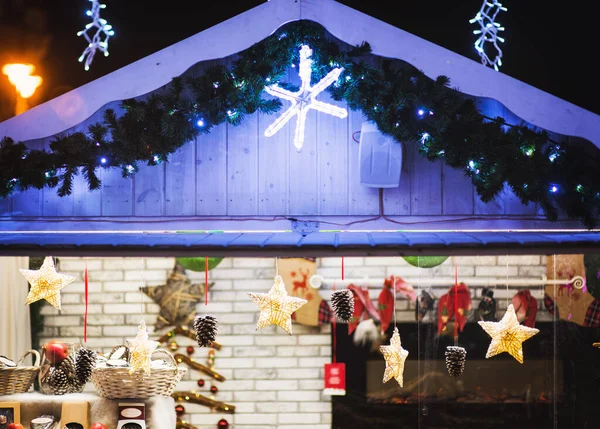 Chiosco Fiera Mercatino Natale Con Decorazioni Natalizie Legno Artigianali — Foto Stock