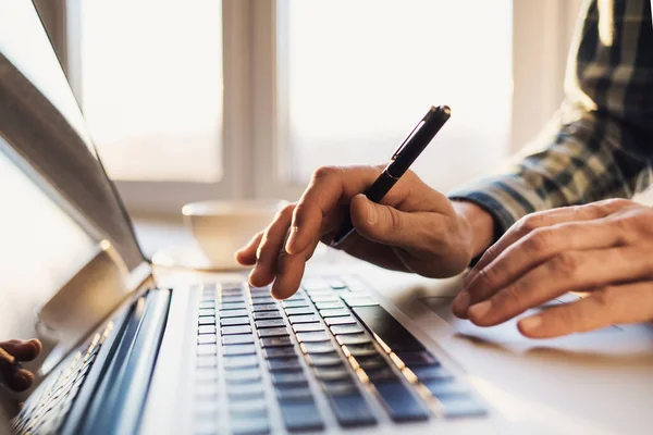 Han Jobbar Med Datorn Hemma Affärsman Som Använder Laptop Kontoret — Stockfoto