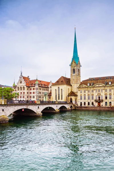 Pemandangan Pusat Kota Bersejarah Zurich Dengan Gereja Fraumunster Yang Terkenal — Stok Foto