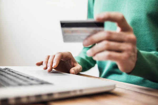 Man Hand Houden Van Credit Card Het Gebruik Van Laptop — Stockfoto
