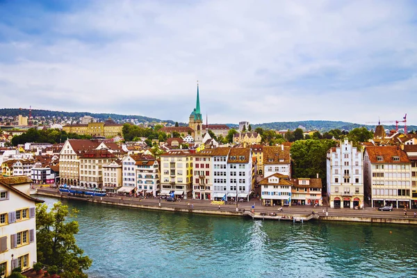 Pemandangan Pusat Kota Bersejarah Zurich Dengan Gereja Fraumunster Yang Terkenal — Stok Foto