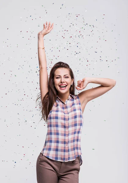 Schöne Glückliche Frau Bei Einer Feier Bei Der Konfetti Überall — Stockfoto