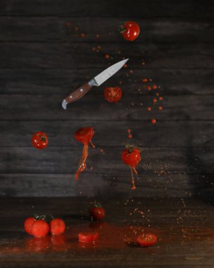 Kiraz domatesli domates suyu ve bıçak.