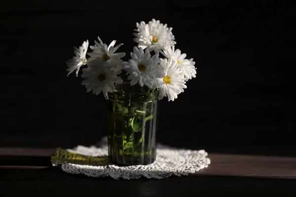 Weiße Herbstblumen Grünen Glas Auf Holztisch — Stockfoto