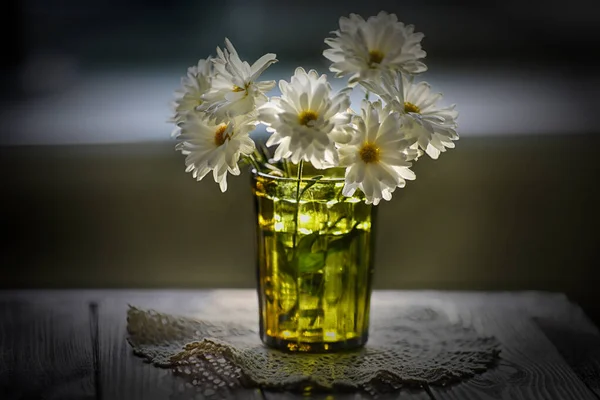 Weiße Herbstblumen Grünen Glas Auf Holztisch — Stockfoto