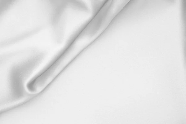 Ondas de pano de cetim tecido de seda branco ondulado fundo — Fotografia de Stock