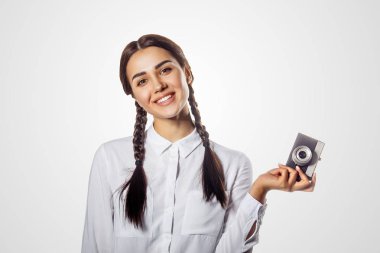 Eski model fotoğraf makinesiyle gülümseyen kız.