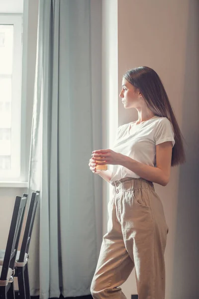 Mulher Bonita Bebendo Chá Manhã Atrás Janela Desafio Novo Dia — Fotografia de Stock