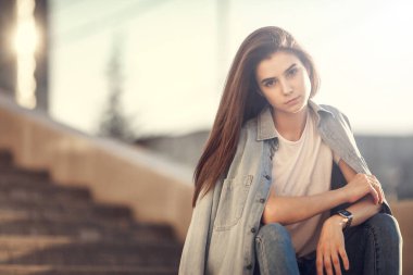 Hippi kız gündelik kıyafetleri. Summer City portresi. Genç turist kadın kasabada yürüyor.