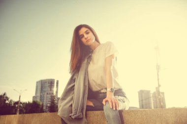 Moda hippisi havalı kız şehir sokaklarında rahatlıyor. Düşünceli bayan hippi modeli. Yaz çökmüş portresi