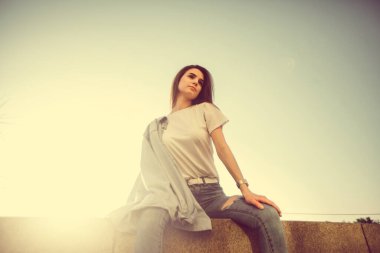 Şehir caddesinde güzel bir turist kız. Muhteşem genç model kadın, açık hava portresi. Modaya uygun kıyafetler.. 