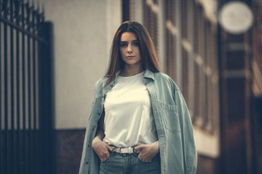 Moda hippisi havalı kız şehir sokaklarında rahatlıyor. Düşünceli bayan hippi modeli. Yaz çökmüş portresi