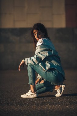 Şehir caddesinde güzel bir turist kız. Muhteşem genç model kadın, açık hava portresi. Modaya uygun kıyafetler.. 