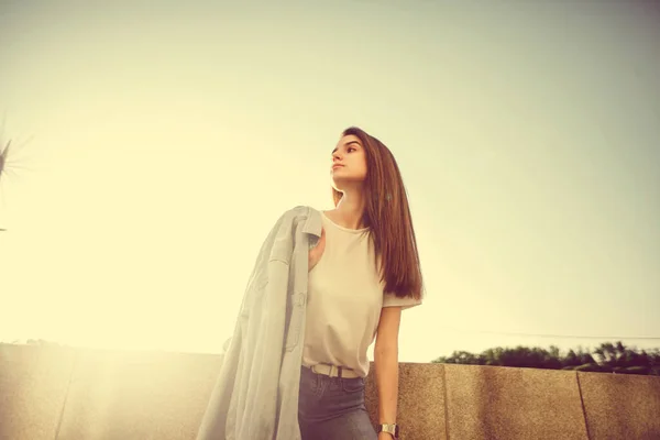 Hipster Meisje Casual Kleding Zomer Stadsportret Jonge Toeristische Vrouw Wandelt — Stockfoto