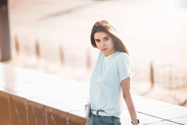 Mooi Toeristisch Meisje Straat Prachtige Jonge Model Vrouw Outdoor Portret — Stockfoto